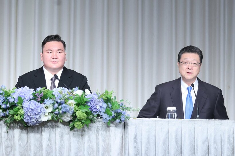 会見した白鵬翔と宮城野親方