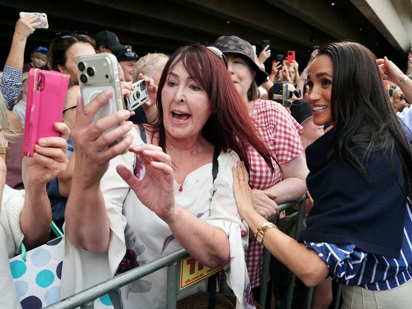 オーストラリア訪問でファンの自撮りに応えるメーガン妃（ロイター）