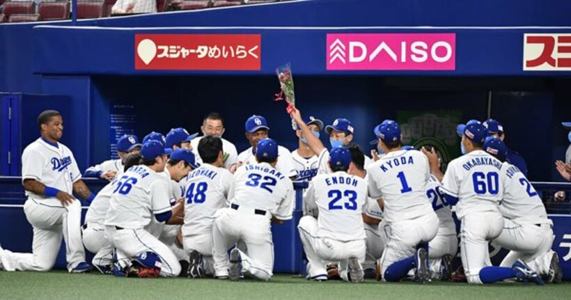  ベンチ前の円陣で、用意した花束を手渡す木下拓