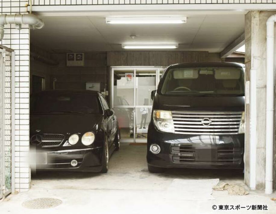  かつてマンション住民の駐輪場だったスペースは現在も宮崎容疑者の車２台が置きっぱなし
