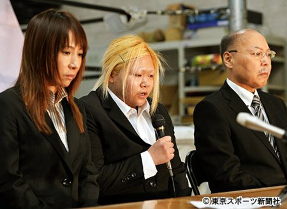 会見で謝罪した世Ⅳ虎、左は風香ＧＭ、右は小川社長