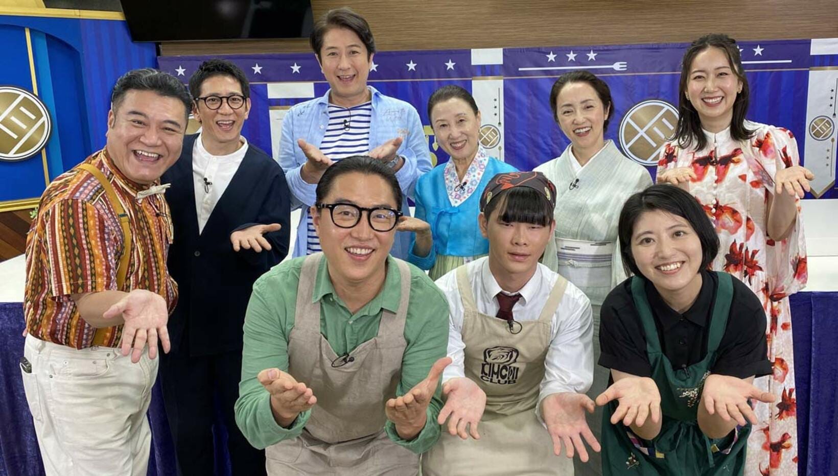 ゲスト出演した谷原章介（後列左から３人目＝オフィシャル提供写真）