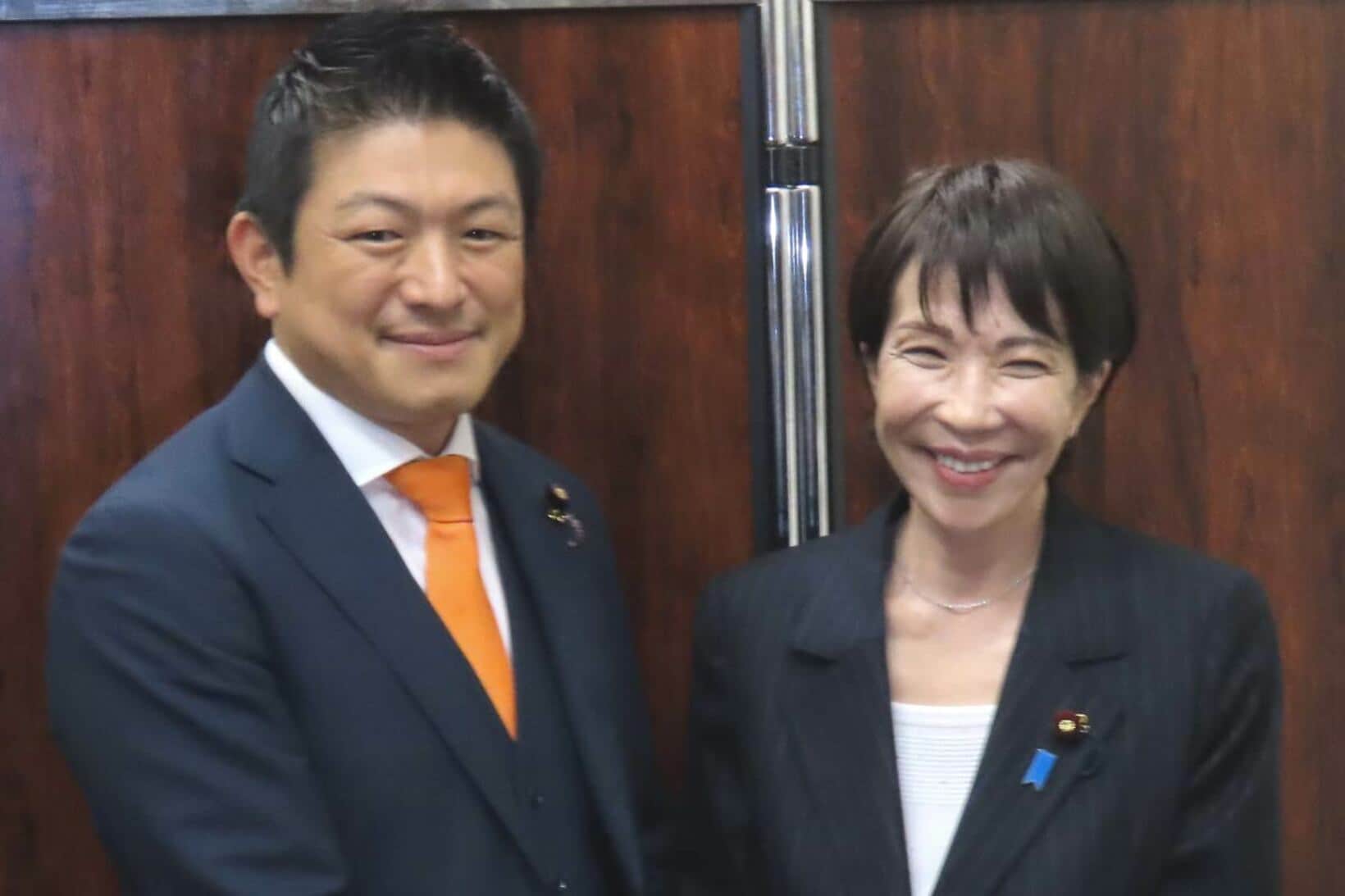 あいさつ回りで笑顔を見せた高市氏（右）と神谷氏（１０月８日）