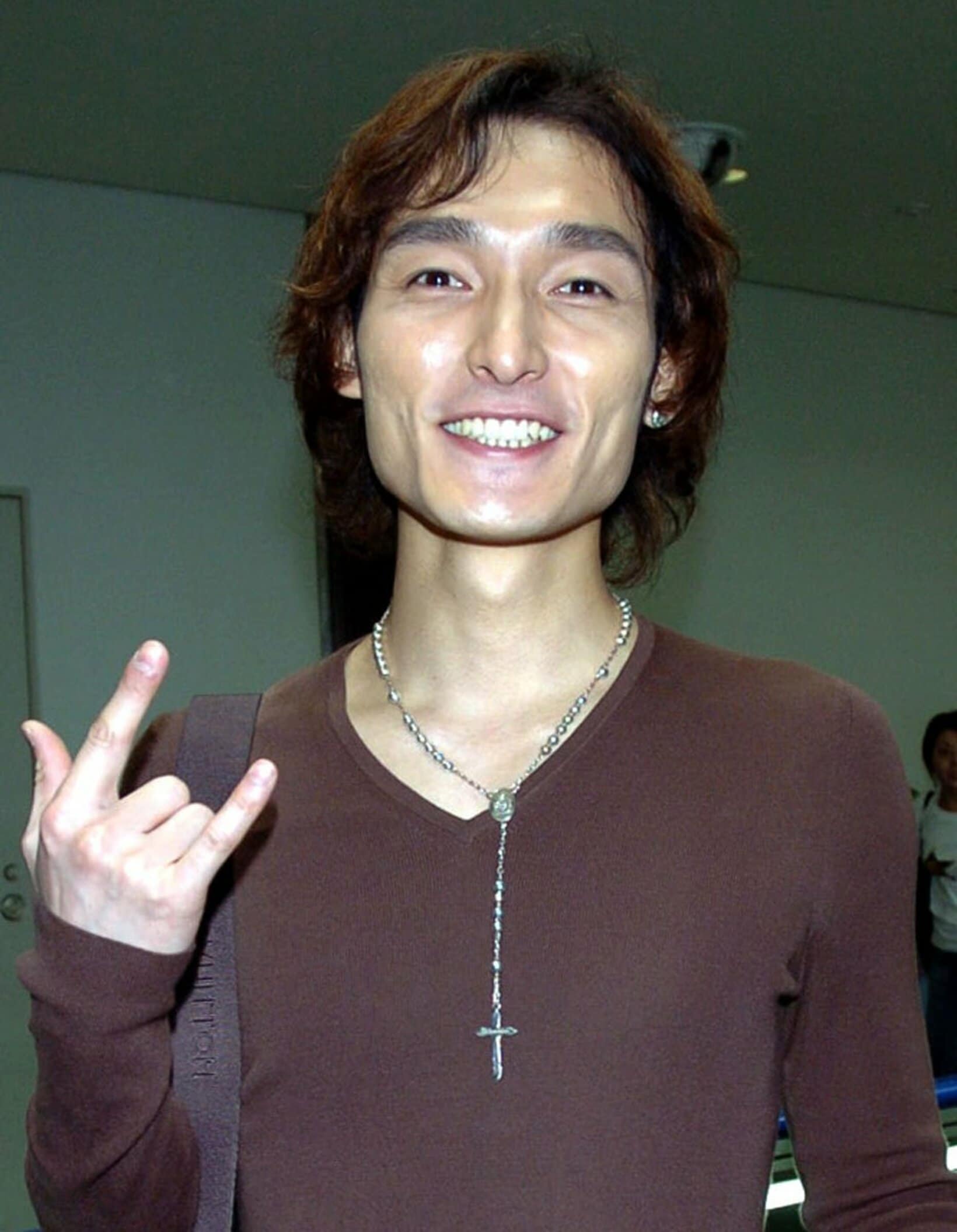２２年前…帰国してポーズを決める草彅剛（２００４年）