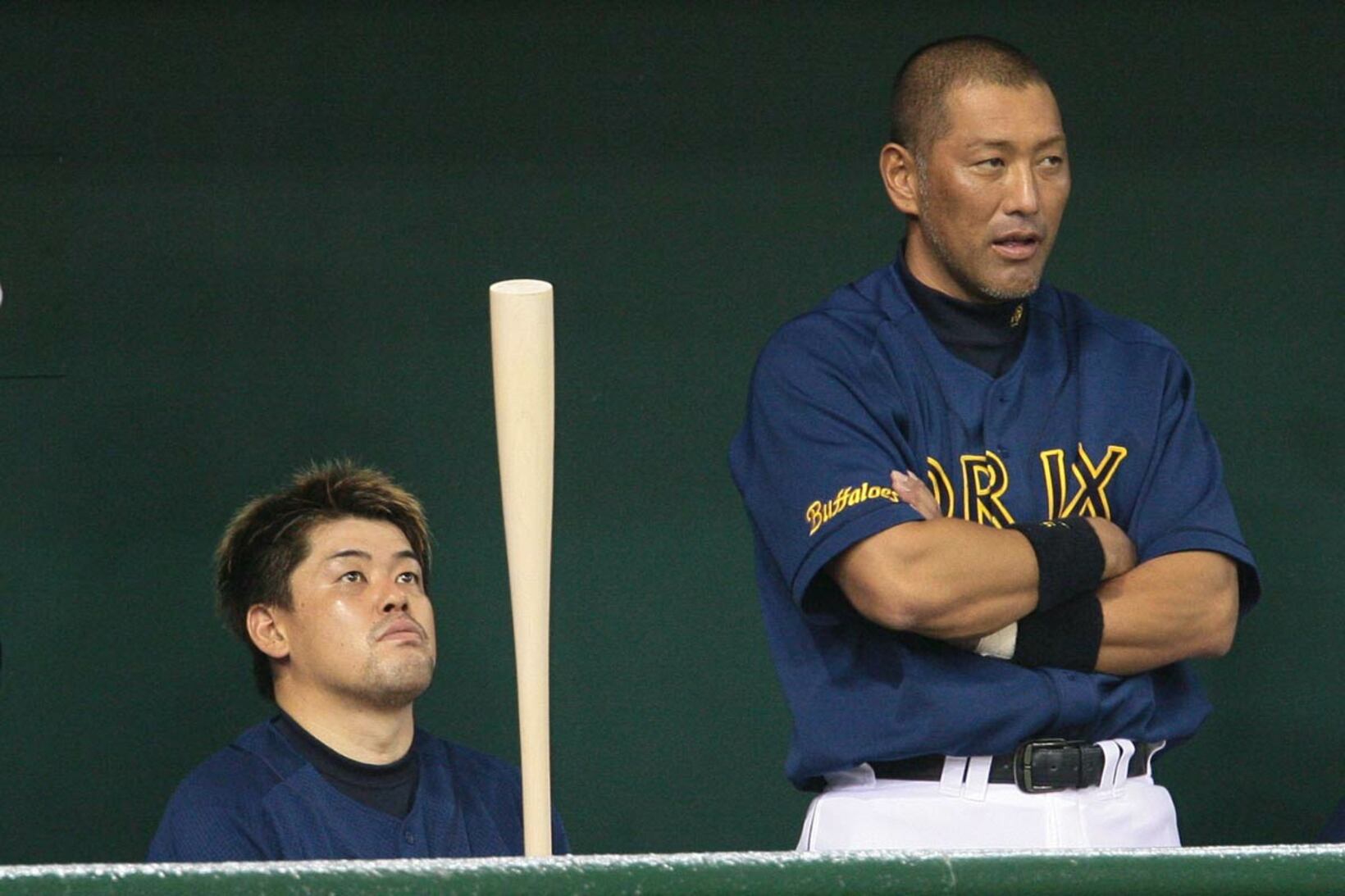 ベンチで試合を見つめる中村紀洋、清原和博（２００６年６月）