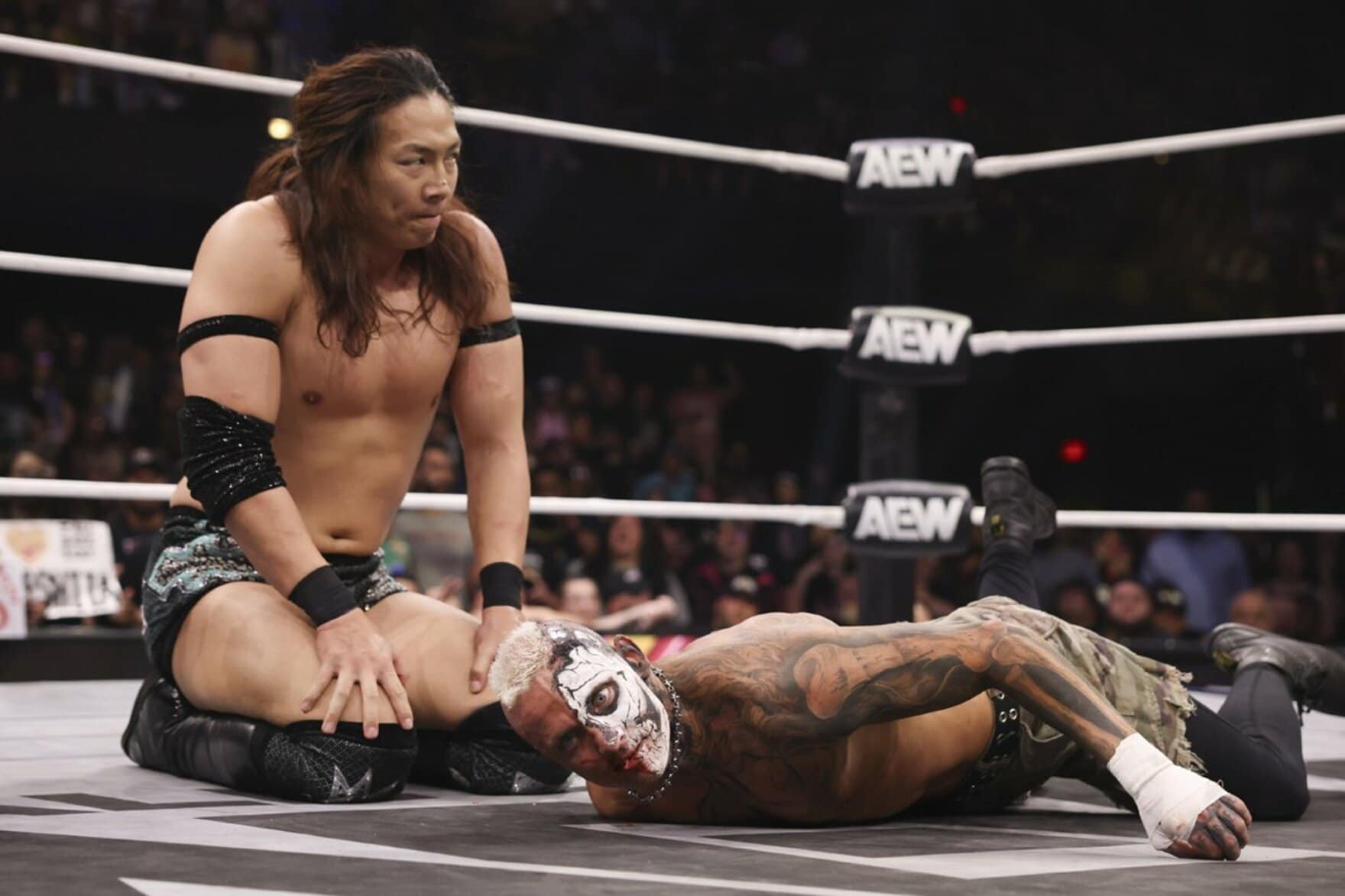  竹下幸之介（左）はAEW世界王者ダービー・アリンと激闘を繰り広げた（©All Elite Wrestling）