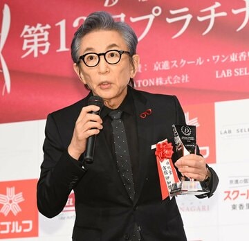 プラチナエイジスト特別賞を受賞した古舘伊知郎