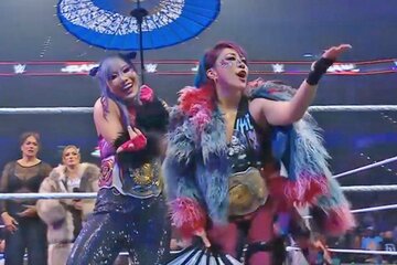 ノリノリで入場してきたアスカ(右)とカイリ・セイン（©AbemaTV, Inc.）