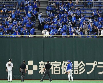  反射物があるため、注意を受けるレフトスタンド