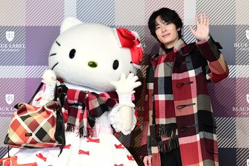 ハローキティと並ぶ塩野瑛久　© 2025 SANRIO CO., LTD. APPR. NO. L663318