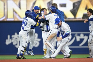 DeNAナインたちにもみくちゃにされる戸柱恭孝(中)