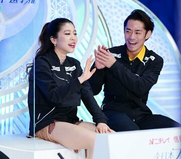  負傷を押して演技した村元(左)に拍手を送る高橋（代表撮影）