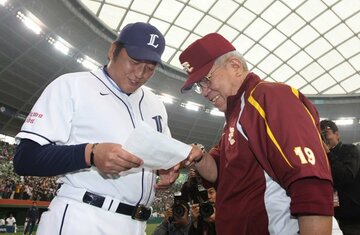  メンバー表を指差して「この選手、楽天にくれ」と要望するノムさん。西武・渡辺久信監督の苦笑いも微笑ましい(２００９年５月６日＝西武ドーム)