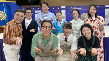 ゲスト出演した谷原章介（後列左から３人目＝オフィシャル提供写真）