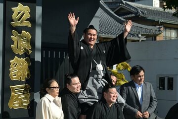 肩車で祝福される新横綱・豊昇龍