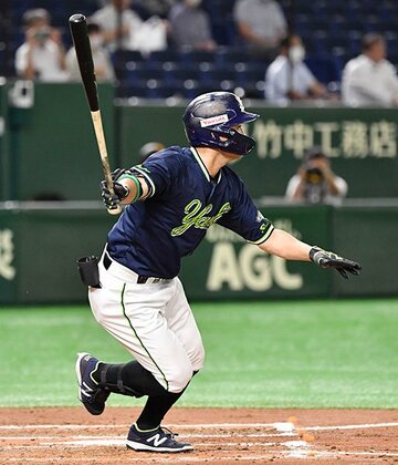  ４回、２塁打を放つ青木