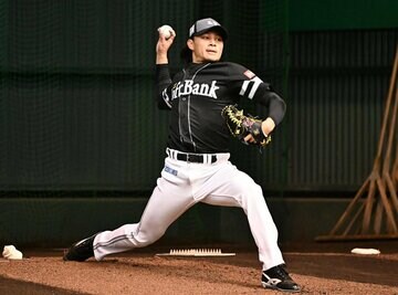 ブルペンで投球練習する徐若熙