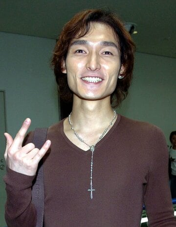 ２２年前…帰国してポーズを決める草彅剛（２００４年）