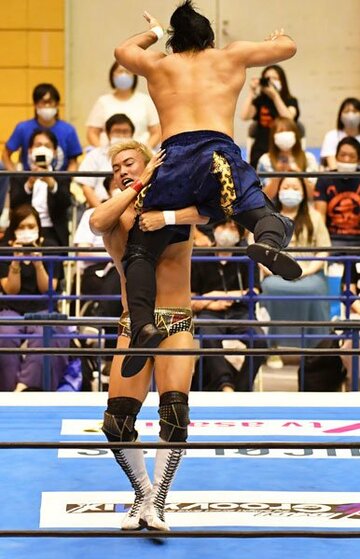  オカダはフラップジャックで後藤洋央紀（上）を叩きつける