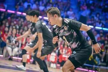 バーレーン戦に出場した西田有志（手前＝Volleyball World提供）
