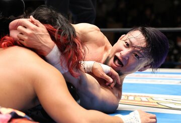  ヒロム(左)をスネークバイトで仕留めたＳＨＯ