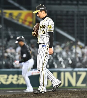  ロッテ・マーティンに逆転弾を浴び、うつむく阪神・岩崎