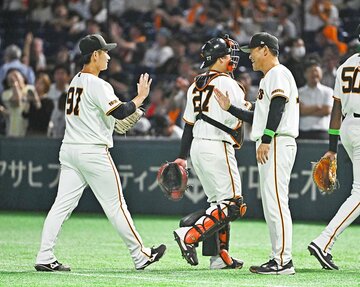 プロ初完投の井上温大(左)をねぎらう巨人・橋上監督代行