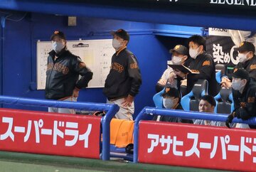  原監督（左）ら重苦しいムードの漂う巨人ベンチ（東スポWeb）