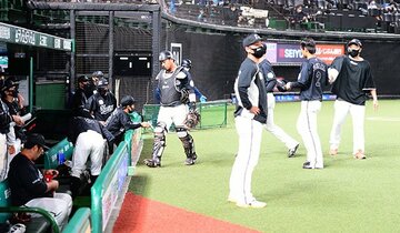  ２日連続のサヨナラ負けに肩を落とすロッテナイン