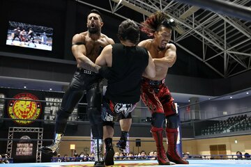 ダブルのショルダータックルを決める鷹木信悟（右）とドリラ・モロニ―