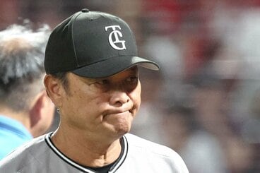ミス連発に苦々しい表情の巨人・橋上監督代行