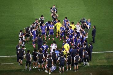 試合後に円陣を組んだ森保ジャパン（ロイター）