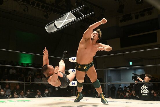 マサ北宮(左)にラリアートを放ち、持っていたイスごとぶっ飛ばした王者・稲村愛輝