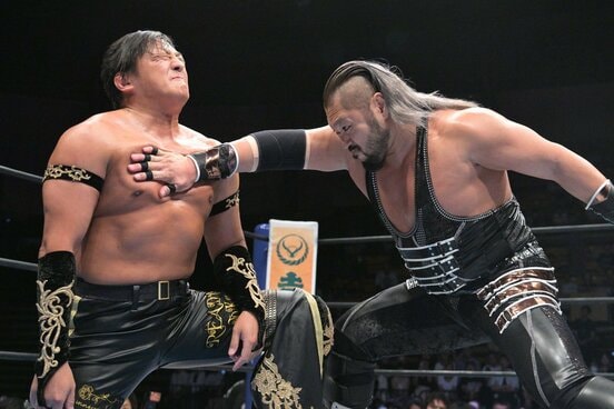 EVILのチョップを受けるタイチ