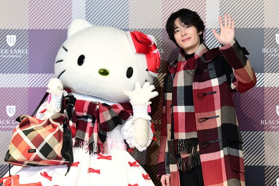 ハローキティと並ぶ塩野瑛久 © 2025 SANRIO CO., LTD. APPR. NO. L663318