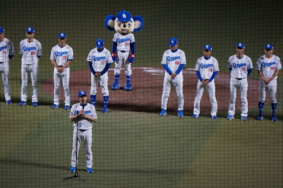 最終戦セレモニーであいさつした立浪監督