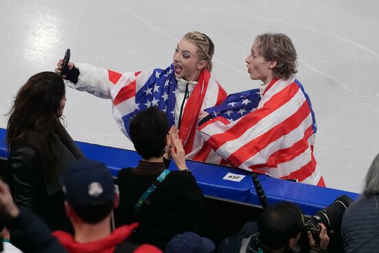 マリニンと自撮りするアンバー・グレン（ロイター）