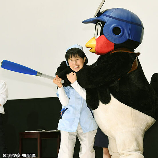 つば九郎に首を絞められる磯野貴理子