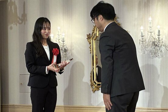 功労賞を受け取った鈴木歩佳