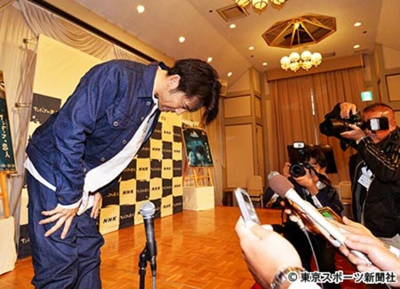 会見終了後、田畑智子の自殺未遂騒動を謝罪する岡田義徳