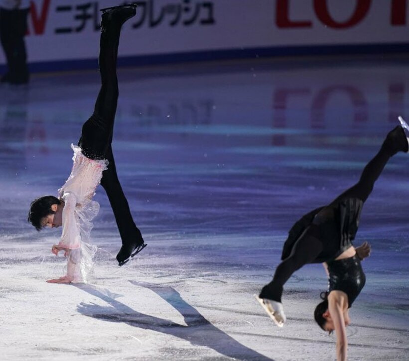  側転する羽生結弦(左)と紀平梨花（代表撮影）