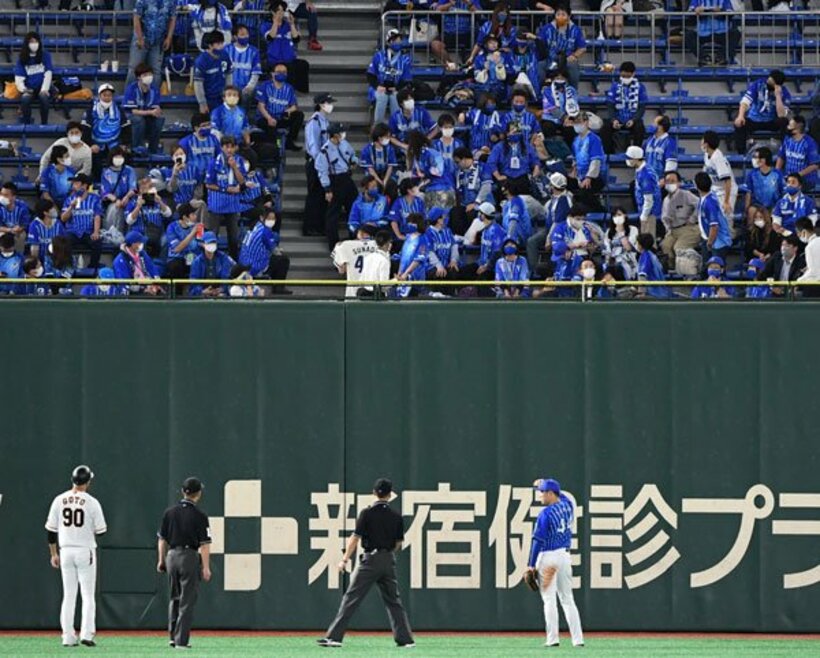  反射物があるため、注意を受けるレフトスタンド