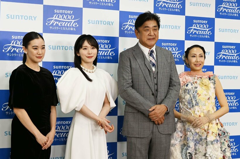 「1万人の第九」に参加した(左から)蒼井優、佐渡裕氏、松岡茉優、一青窈