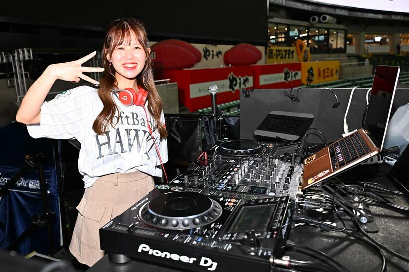 ＤＪブースで全新ポーズを決めるＤＪ ＯＴＯ