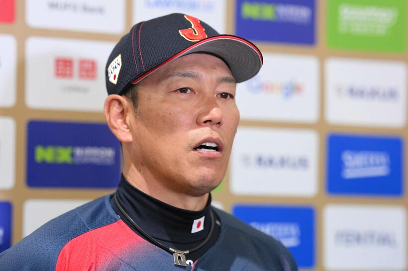 囲み取材に応じた井端監督