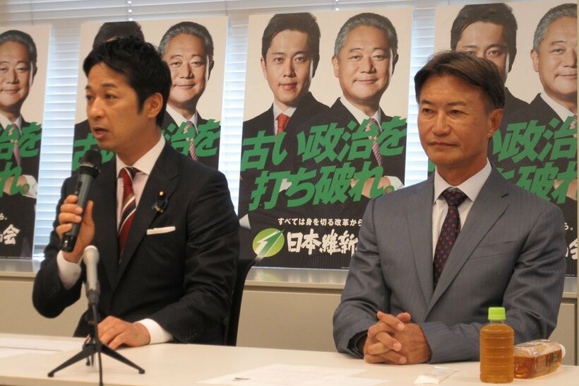 藤田文武幹事長（左）と南原竜樹氏