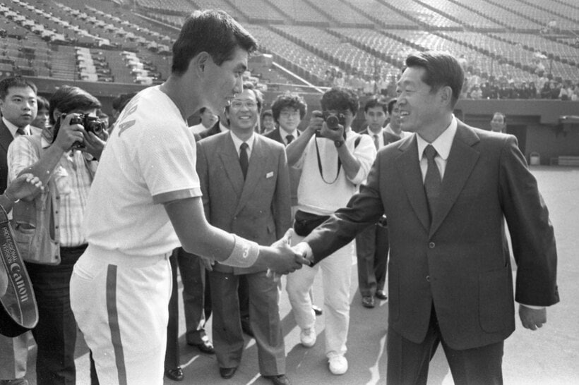 堤義明さん（右）からの呼び出しで西武球場建設計画を聞かされた（左は清原和博、86年）