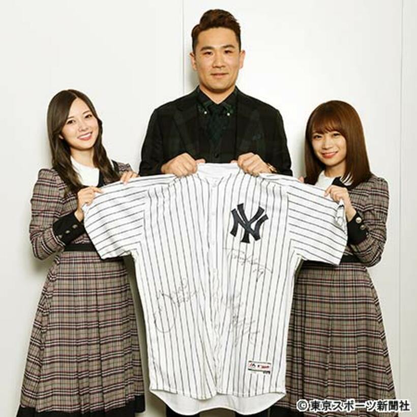  左から白石麻衣、田中将大、秋元真夏