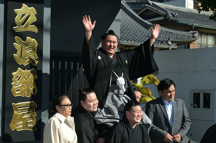 肩車で祝福される新横綱・豊昇龍