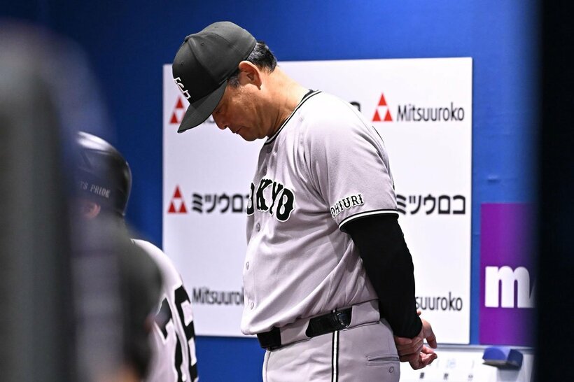 序盤から大差の展開に、ベンチでガックリの巨人・橋上監督代行